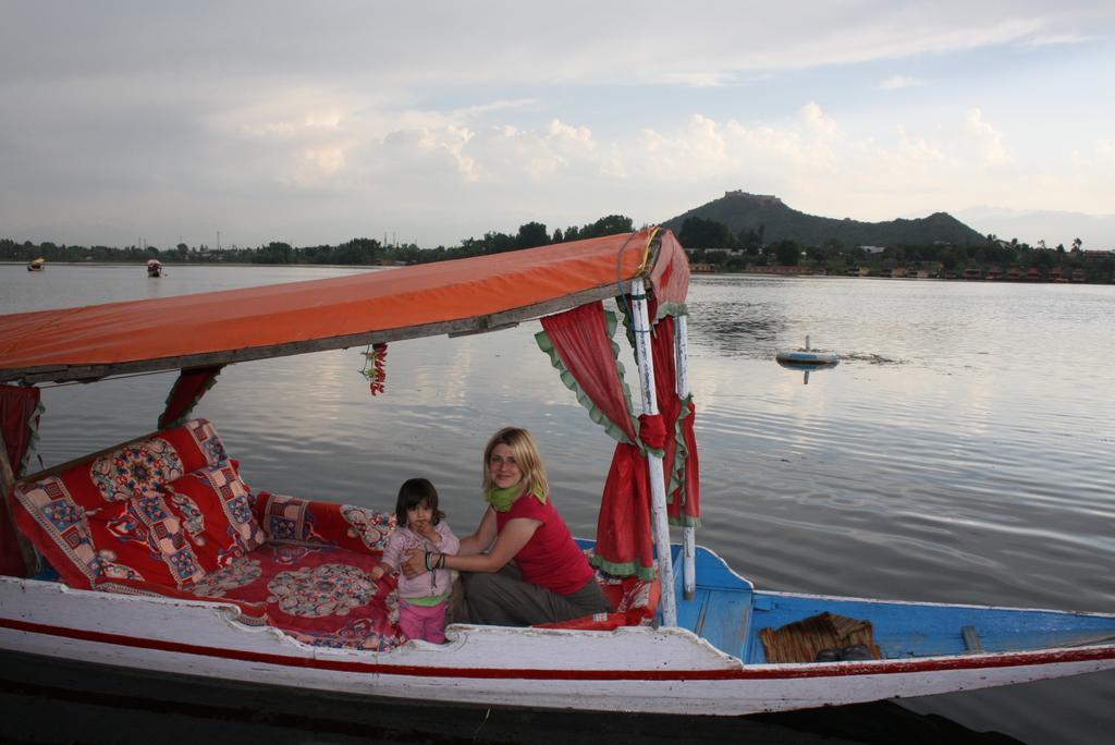 Nagin Bagh Akbar Group Of Heritage Houseboats מראה חיצוני תמונה